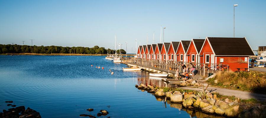 Pasea entre las coloridas casas históricas de Karlskrona y su costa con vistas panorámicas.
